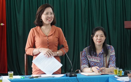 Phó Chủ tịch BCH Hội Nông dân Việt Nam Bùi Thị Thơm đánh giá cao CLB "Nông dân với pháp luật" xã Hoàn Sơn
