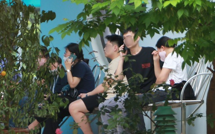 Vụ cháy nhà trọ 14 người tử vong ở Hà Nội: Người thân đến nhà tang lễ nhận dạng, bật khóc trong tuyệt vọng