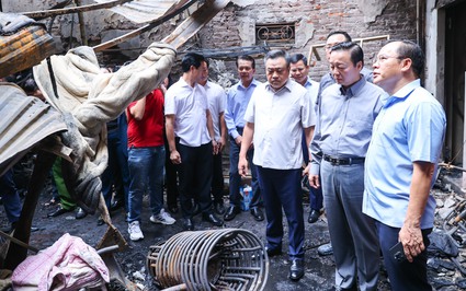 Phó Thủ tướng Trần Hồng Hà cùng nhiều lãnh đạo cấp cao thị sát hiện trường vụ cháy nhà 5 tầng ở Trung Kính