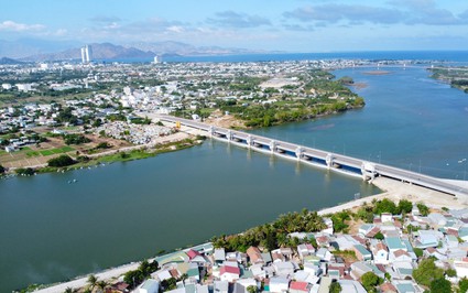 Một hồ nước ngọt 3,5 triệu m3 ở cửa biển Ninh Thuận do đập ngăn mặn hạ lưu Sông Dinh tạo thành