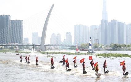Người dân Sài Gòn đội nắng xem biểu diễn thể thao đẹp mắt trên sông nước