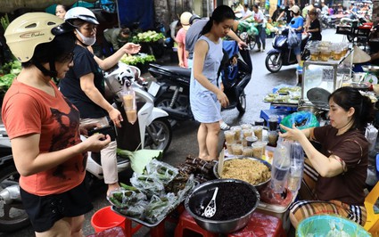 Hàng loạt tiểu thương ở Hà Nội chuyển sang bán đồ "giết sâu bọ" ngày Tết Đoan Ngọ