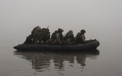 Lính Ukraine vượt sông Dnepr đầu hàng quân đội Nga