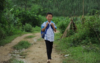 Con đường đến trường nhiều gian nan của cậu học trò người Mông