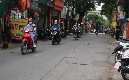 Con đường nứt nẻ "như mảnh vải rách" ở Hà Nội