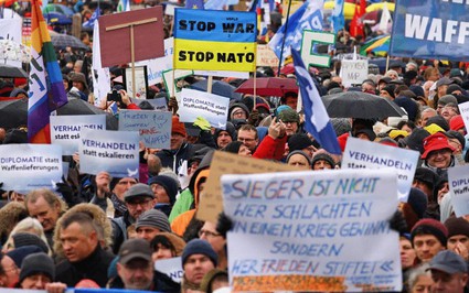Người biểu tình tràn xuống thủ đô Đức phản đối viện trợ quân sự cho Ukraine