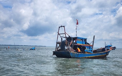Trạm Biên phòng Cần Thạnh đang cứu vớt tàu cá bị tai nạn trên vùng biển thuộc huyện Cần Giờ