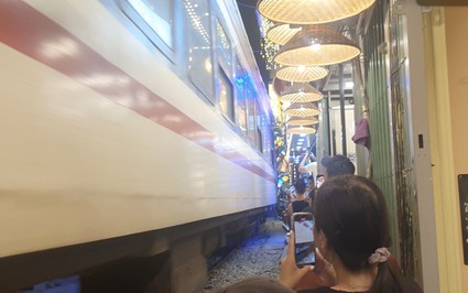 Cà phê đường tàu ở Hà Nội: Chỗ "bát nháo", nơi nghiêm chỉnh chấp hành