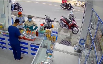 Clip NÓNG 24h: Ghé tiệm thuốc mua khẩu trang, trong vài giây nam công nhân bị trộm mất xe máy