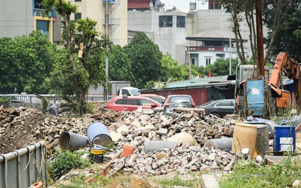 Rác thải và bụi "bao vây" dự án kênh La Khê, Hà Nội