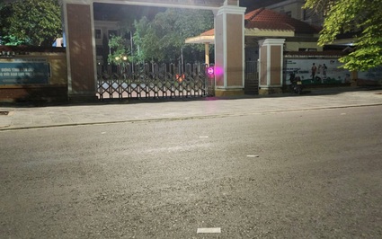 Quảng Bình: Phản cảm việc rải tiền lẻ trước cổng trường chuyên "cầu" con thi đỗ