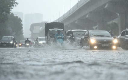 Ngập úng sau mưa lớn, người dân Thủ đô vật vã trên đường đi làm