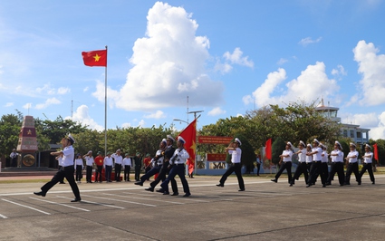 Hình ảnh thiêng liêng lễ diễu binh ở Thị trấn Trường Sa