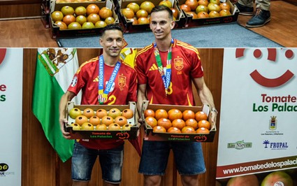 2 tuyển thủ Tây Ban Nha nhận thưởng cà chua “siêu to khổng lồ”
