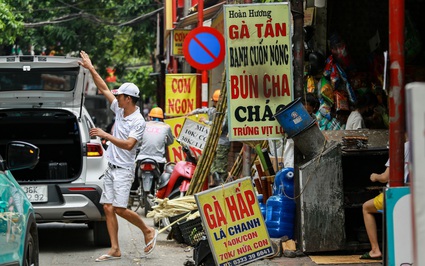 Cảnh tượng nhếch nhác, xuống cấp của 2 tuyến phố kiểu mẫu ở Hà Nội sau 8 năm