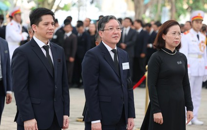 Chủ tịch Hội Nông dân Việt Nam Lương Quốc Đoàn dẫn đầu đoàn vào viếng Tổng Bí thư Nguyễn Phú Trọng