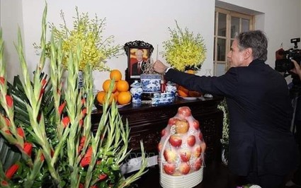 Ngoại trưởng Mỹ Antony Blinken thắp hương, chia buồn với gia đình Tổng Bí thư Nguyễn Phú Trọng