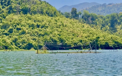 Làng này ở Gia Lai, dân quanh năm ăn cơm dính, nước dòng sông Sê San xanh ngắt, hồ thủy điện mênh mông