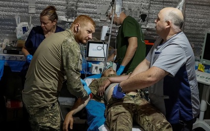 Bệnh viện dã chiến Ukraine hoạt động hết công suất đón làn sóng thương binh từ chiến trường 