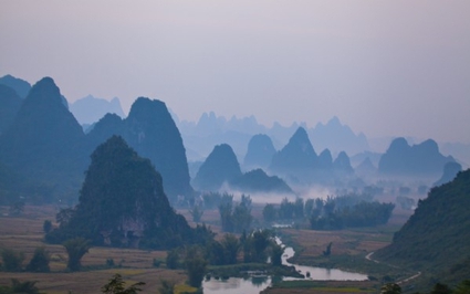 Ở một nơi của Cao Bằng có vô số ngọn núi hình chóp tháp chạy dọc theo dòng sông Quây Sơn đẹp như phim