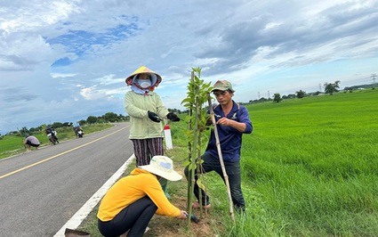 Hội viên, nông dân một xã ở Bình Thuận trồng hoa, trồng cây cảnh ở tuyến đường hoa nông dân