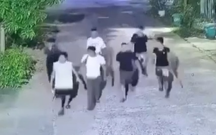 Quảng Bình: Hai nhóm thanh niên rượt đuổi đánh nhau trên đường, 1 người tử vong