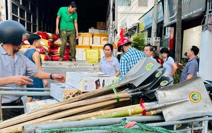 Hội Nông dân xã Sơn Hải ở Nghệ An mang những vật dụng thiết thực đến hỗ trợ bà con vùng lũ 