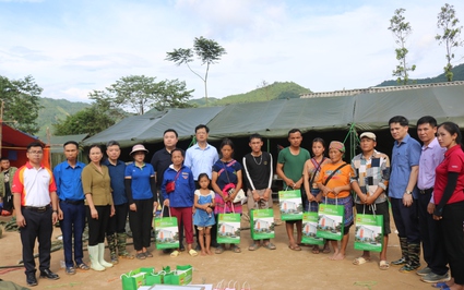 Phó Chủ tịch Trung ương Hội Nông dân Việt Nam Phạm Tiến Nam thăm, tặng quà bà con vùng lũ Bắc Hà (Lào Cai)