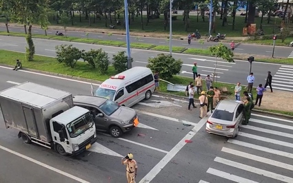 Hiện trường vụ tai nạn liên hoàn giữa 4 ô tô trên đại lộ Võ Văn Kiệt, nhiều phương tiện hư hỏng nặng