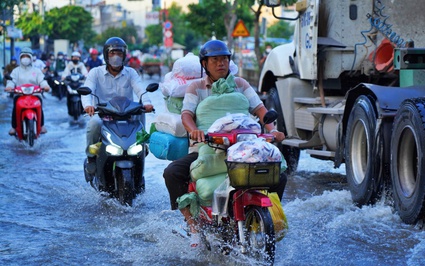 Người dân chật vật di chuyển trong ngày đỉnh triều cường