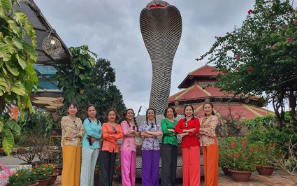 Ấn tượng với linh vật rắn cao 4,5 mét ở Nha Trang, du khách hứng thú check-in