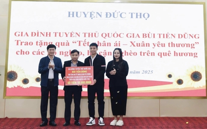 Trung vệ Bùi Tiến Dũng trao 50 triệu quà tặng các gia đình khó khăn