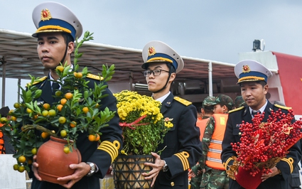 Hành trình vượt sóng lớn, đem Tết ra các đảo tiền tiêu của Tổ quốc