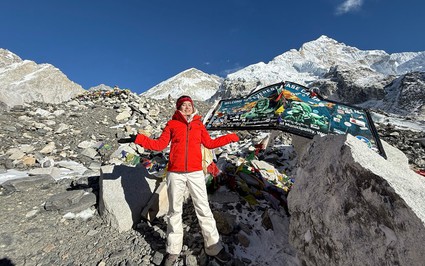 Cô gái Việt ngồi thiền 60 phút trên đỉnh Kala Patthar, Himalaya và thông điệp “khẩn” về môi trường sống