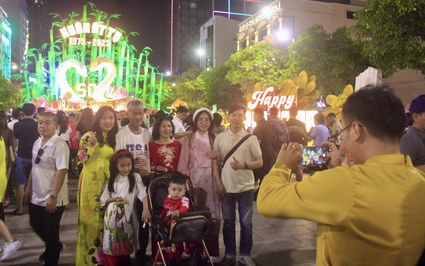 Người dân đổ về đường hoa Nguyễn Huệ đêm giao thừa, mong năm mới ai cũng thịnh vượng, bình an