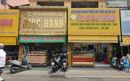 Cảnh tượng lạ lùng ở các tiệm vàng Sài Gòn ngày giá vàng tiến sát 97 triệu đồng/lượng