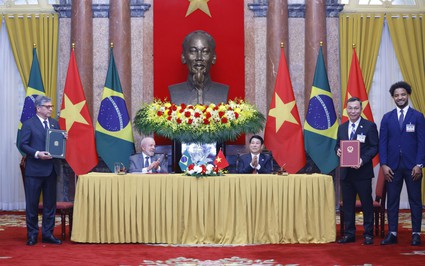 Tiền đạo Nguyễn Xuân Son có mặt trong cuộc gặp giữa Chủ tịch nước Lương Cường và Tổng thống Brazil