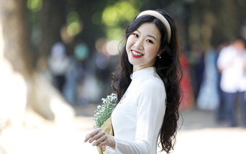 Áo dài trắng - biểu tượng cho nét đẹp truyền thống của Việt Nam. Cùng ngắm nhìn chiếc áo dài trắng cực kỳ sang trọng và quý phái này, với sự gợi cảm và yêu đời của người mặc.