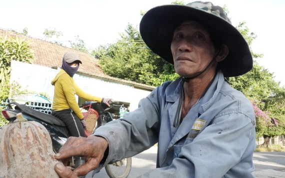 Hàng ngàn tấn bí đỏ bí đầu ra, giá mỗi kg chỉ bằng ly trà đá nhưng thương lái vẫn chưa mua