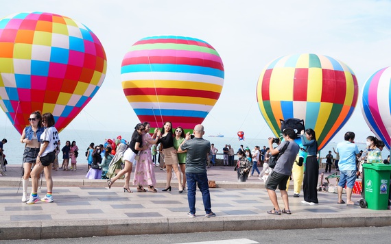 Khách thích thú bay khinh khí cầu, thưởng thức đặc sản OCOP, đi tour du lịch miễn phí tại Vũng Tàu