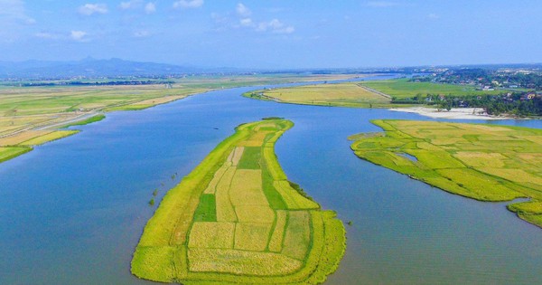 Sông Kiến Giang là phụ lưu của sông nào và bắt nguồn từ đâu?
