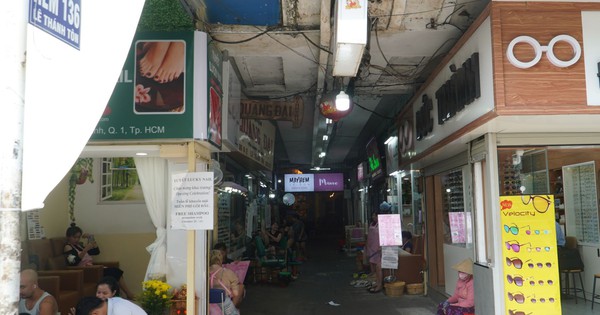 Long-standing nail street next to Ben Thanh market