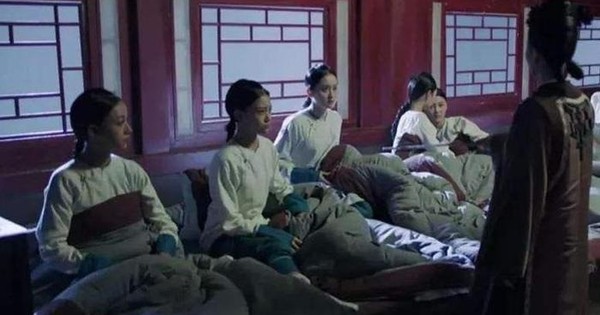 Why did Qing Dynasty palace maids have to sleep on their sides with their legs curled up?