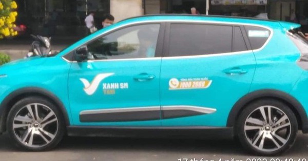 VinFast electric taxi of billionaire Pham Nhat Vuong suddenly appeared on the streets of Ho Chi Minh City