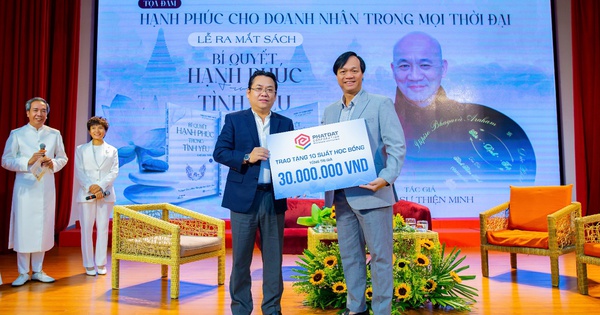 Phat Dat sponsors Hong Bang International University Scholarship Fund