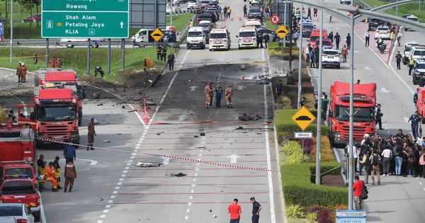 Malaysian plane crashes on highway, many people die