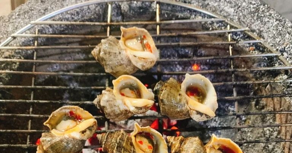 Lion snails and fresh rabbitfish on Co To island of Quang Ninh are grilled over charcoal, making the whole street deaf.