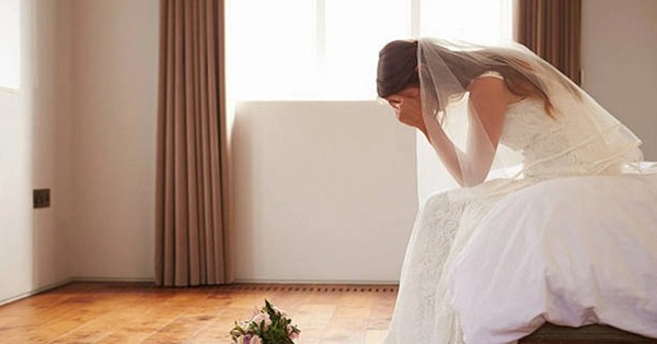 On the wedding night, the husband “hugs the computer” to work, behind is a painful secret