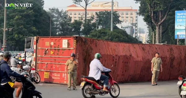 TP.HCM: Thùng xe container lật ngang giữa ngã 6 Cộng Hòa, giao thông rối loạn