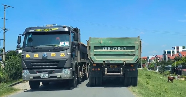 Hàng loạt xe tải trọng lớn chở cát lộng hành trên tuyến đê tả sông Hồng